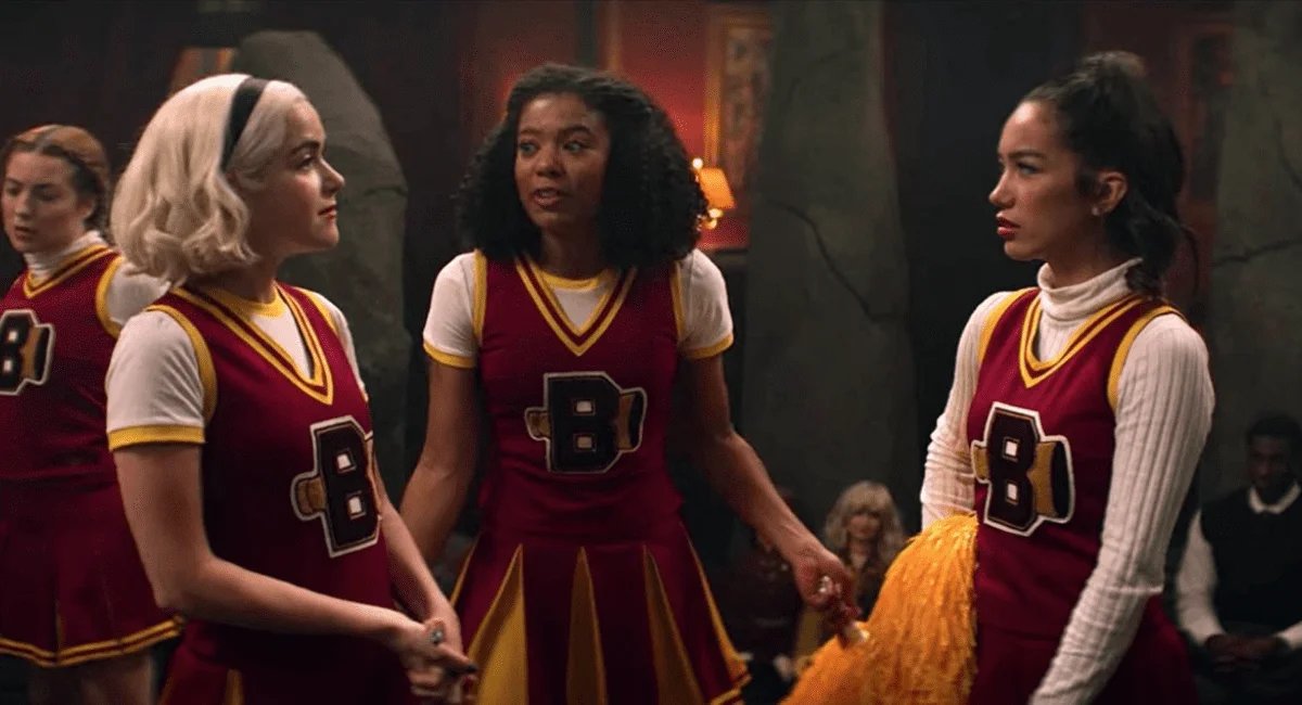 Sabrina fazendo um ritual em o mundo sombrio de sabrina