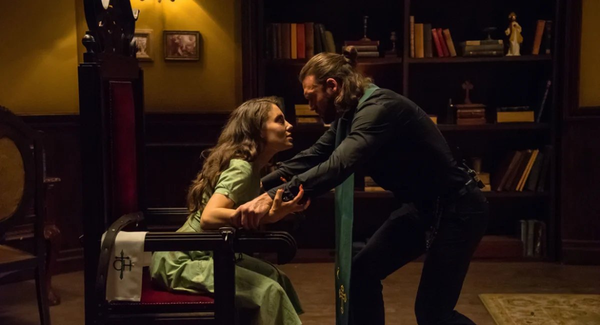 cena do filme A hora do exorcismo